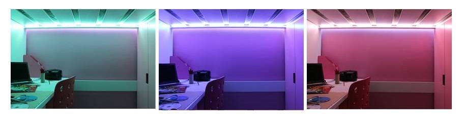 Buntes Licht mit Jugendlichen unter dem Tisch