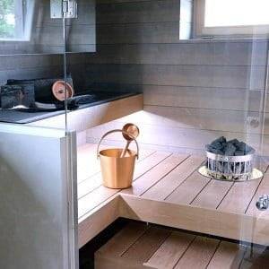 In der Sauna kann die LED-Beleuchtung mit einem Streifen erfolgen, sofern dieser niedrig genug angebracht ist.