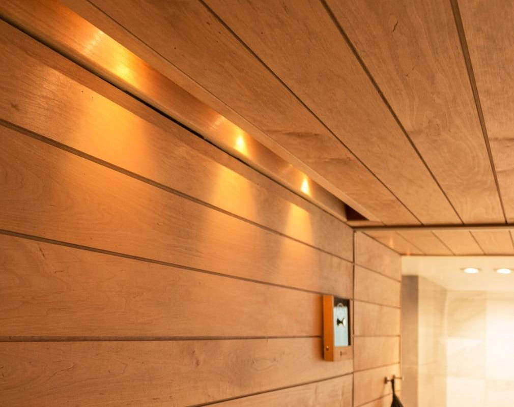Sauna-Beleuchtung, abgebildet mit Scheinwerfern an den Rändern des eingefahrenen