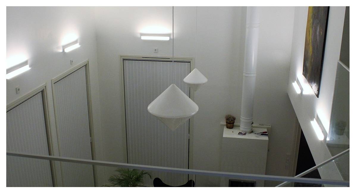Wandleuchten in einem hohen Wohnzimmer