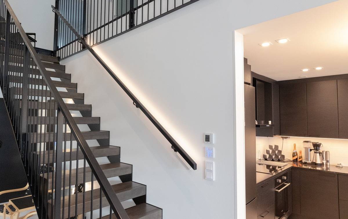 LED-Lichtsteuerung Der LED-Streifen auf der Treppe sorgt für die richtige Farbtemperatur für die Atmosphäre. Darüber hinaus ist der Streifen dimmbar. ©LedStore