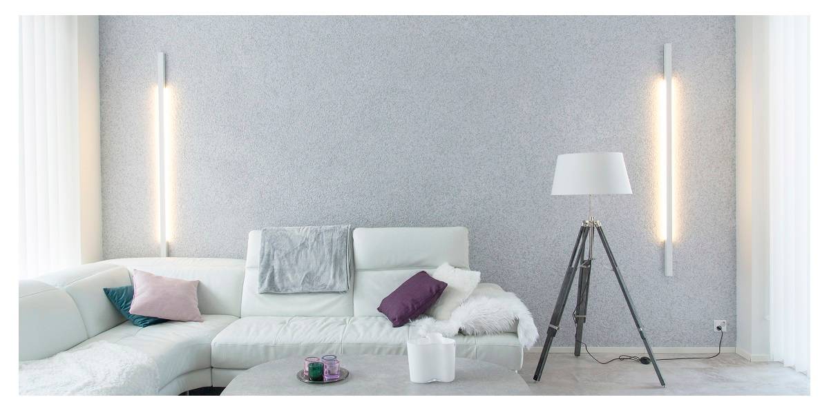 die Lichtgestaltung eines Wohnzimmers ist wichtig, im Bild ein harmonisches Wohnzimmer mit Wandleuchten an der Rückwand