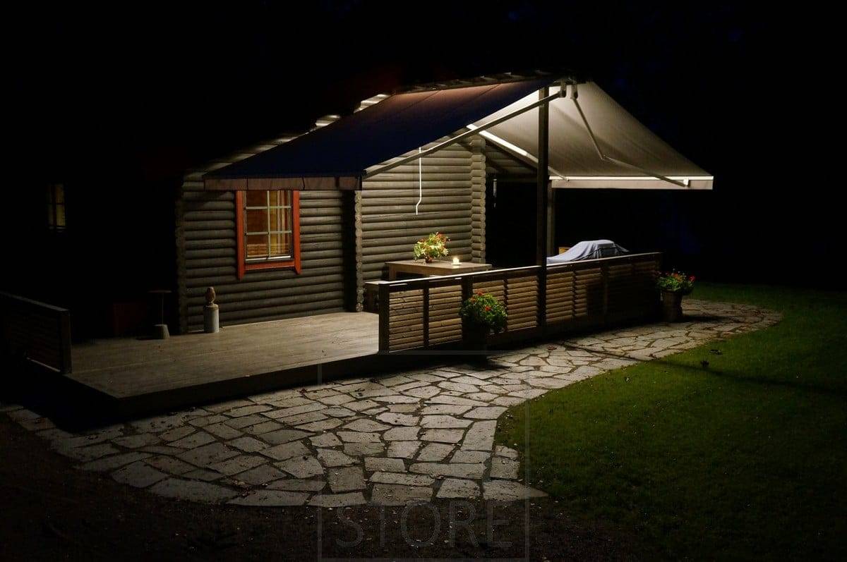 In der Mitte der Überdachung beleuchtet ein LED-Streifen die Terrasse mit einer stimmungsvollen Allgemeinbeleuchtung. Ledstore.fi