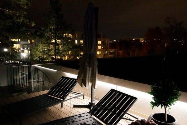 Unter dem Geländer der Terrassenbeleuchtung beleuchtet eine LED-Leiste indirekt die Terrasse.