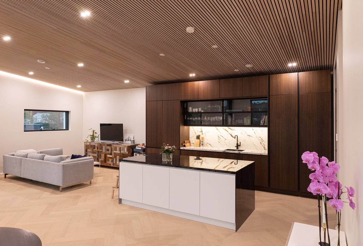 Led-Spots - Platzierung und Anwendungen Die LED-Strahler sind gleichmäßig im Wohnzimmer an der Lattendecke verteilt, wo sie für eine gute Allgemeinbeleuchtung sorgen.