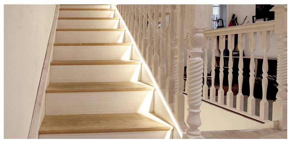 die richtige Beleuchtung für die Treppe - mit Led-Streifen wird das Licht gleichmäßig auf der Treppe verteilt