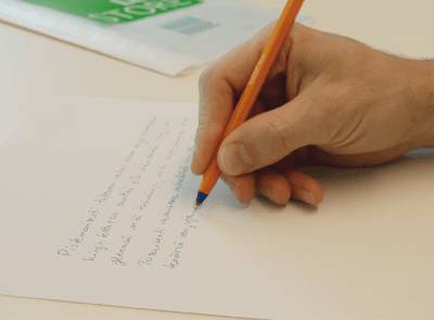 Eine gute Arbeitsleuchte erzeugt keine Schatten auf dem Papier