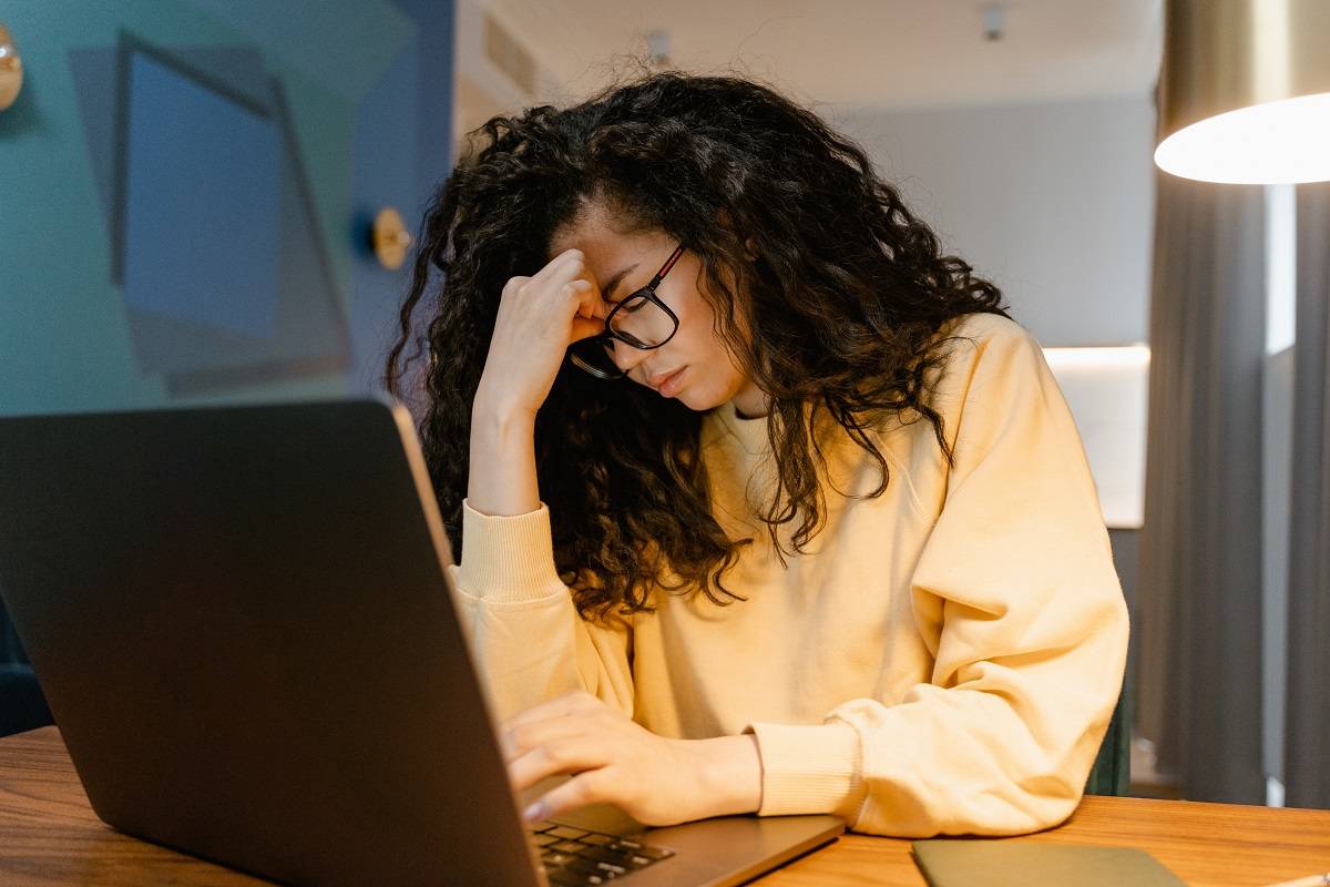 Müde Augen am Arbeitsplatz