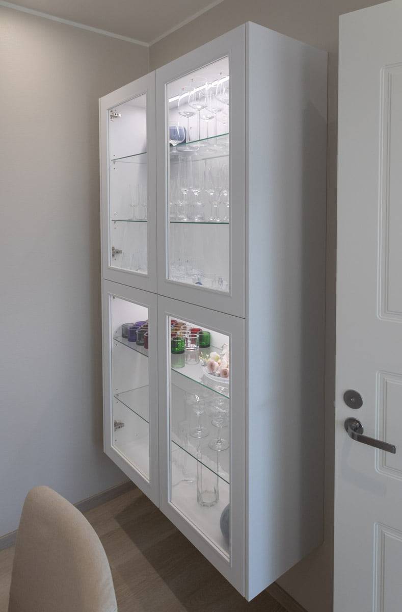 Vitrine mit LED-Beleuchtung und eingeschalteter Beleuchtung im Schrank