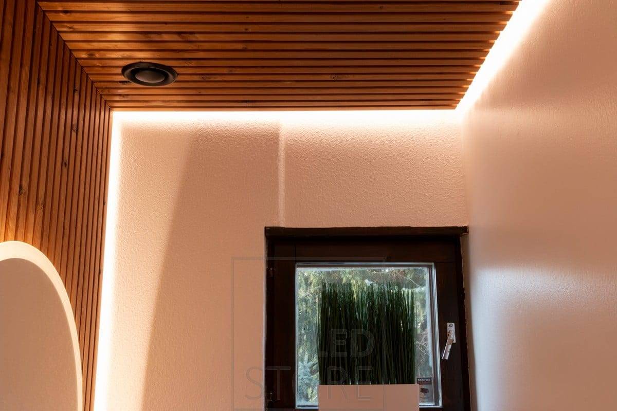 Ein LED-Streifen hinter der Toilettenbrüstung sorgt für stimmungsvolles indirektes Licht. Ledstore.fi