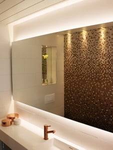 Hintergrundbeleuchtung des Badezimmerspiegels mit LED-Streifen.