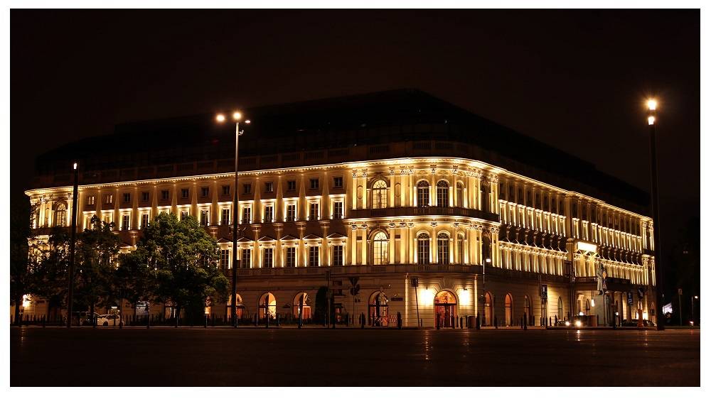 Warschau, Masowische Woiwodschaft, Polen Hotel bei Nacht beleuchtet