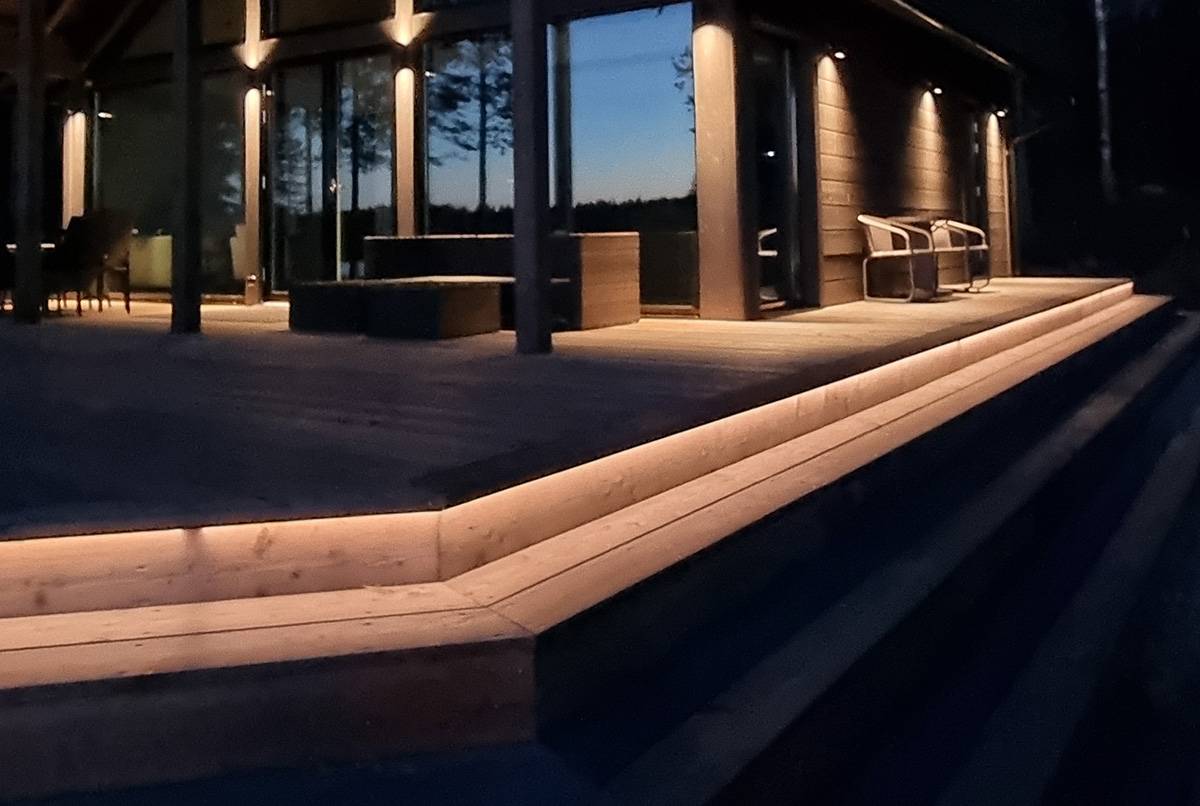 Die Treppe kann durch ein LED-Lichtband optisch von der Terrassenfläche getrennt werden.