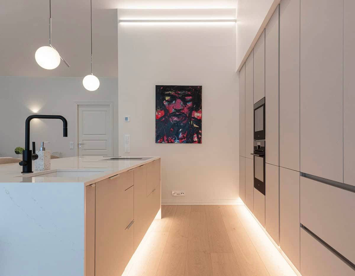 Küchensockel mit LED-Leiste