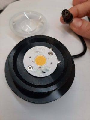Strahler mit einstellbarer Farbtemperatur und multifunktionaler LED-Schaltung