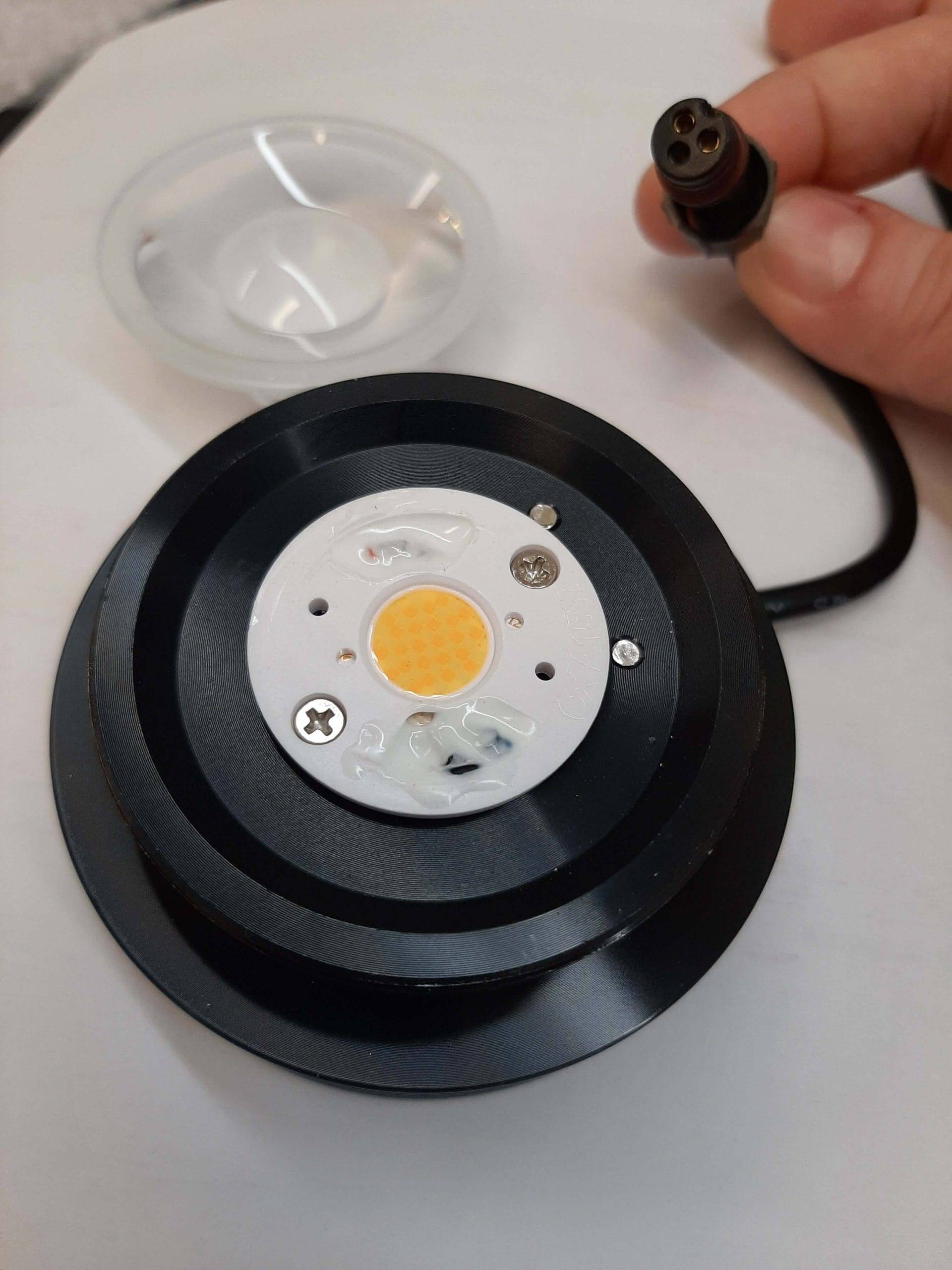 Strahler mit einstellbarer Farbtemperatur und multifunktionaler LED-Schaltung, copyright LedStore.fi