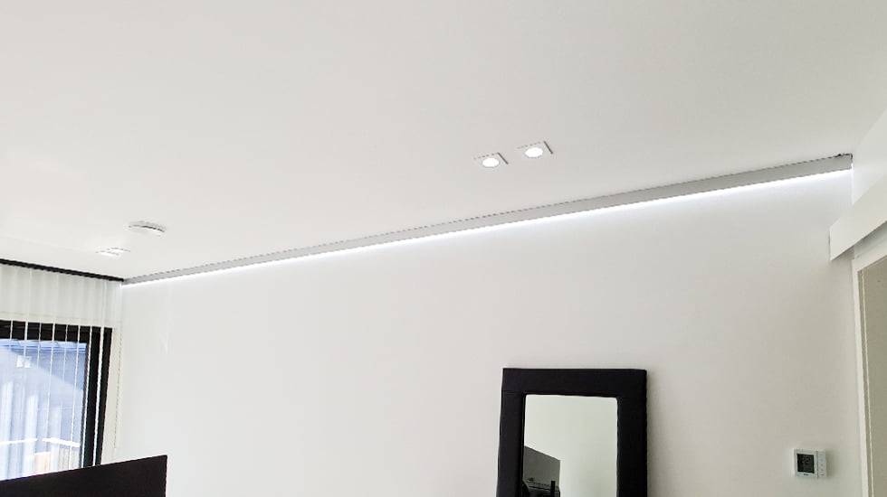 Indirektes Licht an der Decke-Wand-Grenze mit kaltweißem Licht.