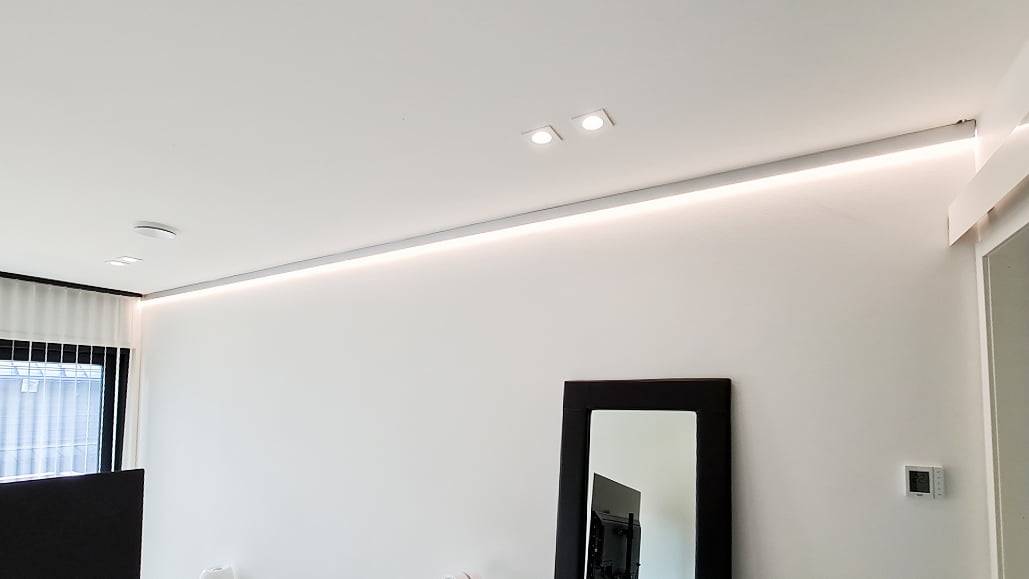 Indirektes Licht an der Decke des Schlafzimmers und Strahler für die allgemeine Beleuchtung.