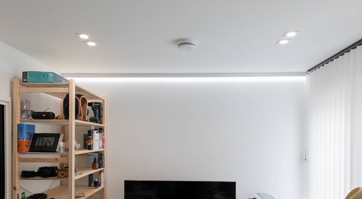 Indirektes Licht an der Decke im Arbeitszimmer