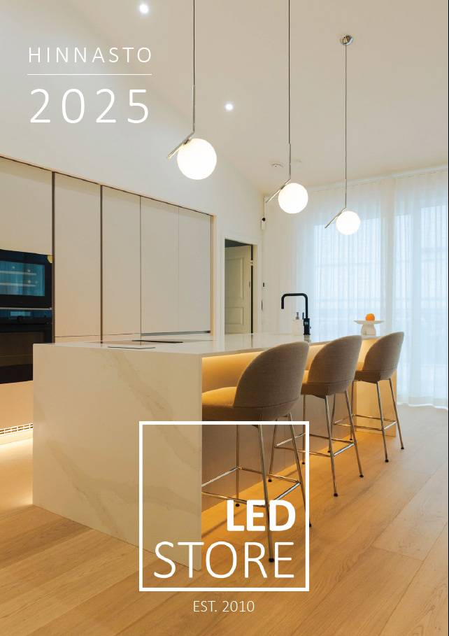 Eine moderne Küche mit einer Marmorinsel und drei beigen Stühlen wird mit hochwertigen LED-Leuchten von LedStore.fi beleuchtet. Die Pendelleuchten erzeugen ein warmes Licht in der Küche, das die Eleganz des Raumes unterstreicht. Sanftes natürliches Licht fällt durch die Lichtvorhänge und rundet die Atmosphäre des Raumes ab. Entdecken Sie das inspirierende "Kuvasto 2025" und eine Beleuchtungslösung für Ihr Zuhause von LedStore, die bereits im Jahr 2010 gegründet wurde.