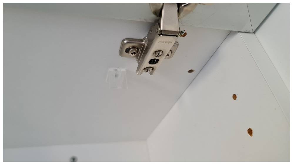 Unauffällige LED-Profilhalterung und Kabelloch