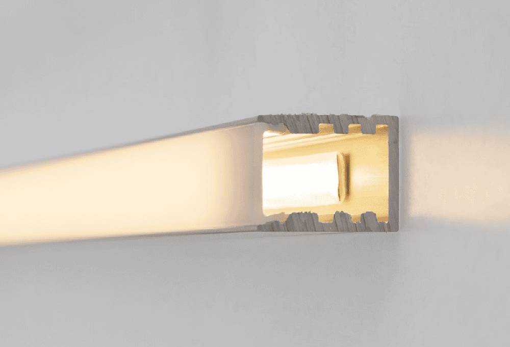 Hochwertige rechteckige LED-Profilleuchte, die in die Wand eingelassen ist und ein weiches, warmes Licht für die Inneneinrichtung von LedStore.fi liefert.