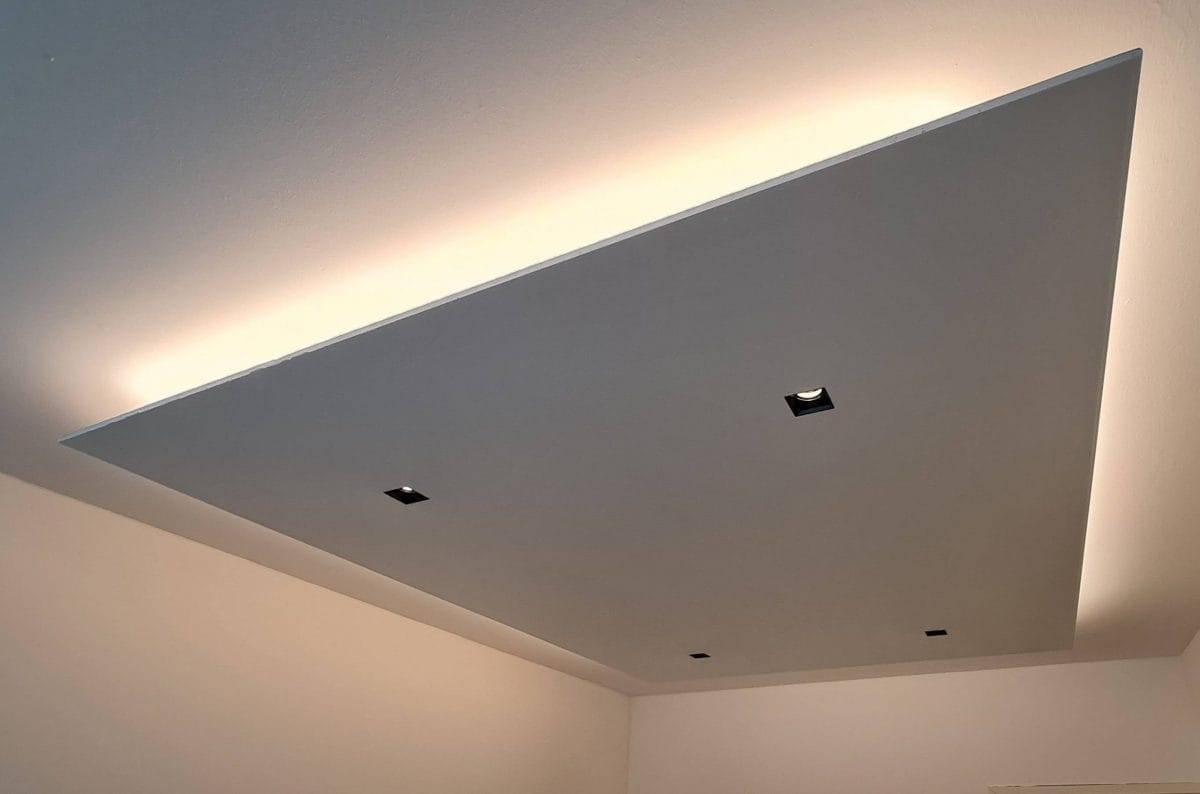Beleuchtungsrenovierung der Gipsdecke fertig, warmes getöntes Licht gewählt