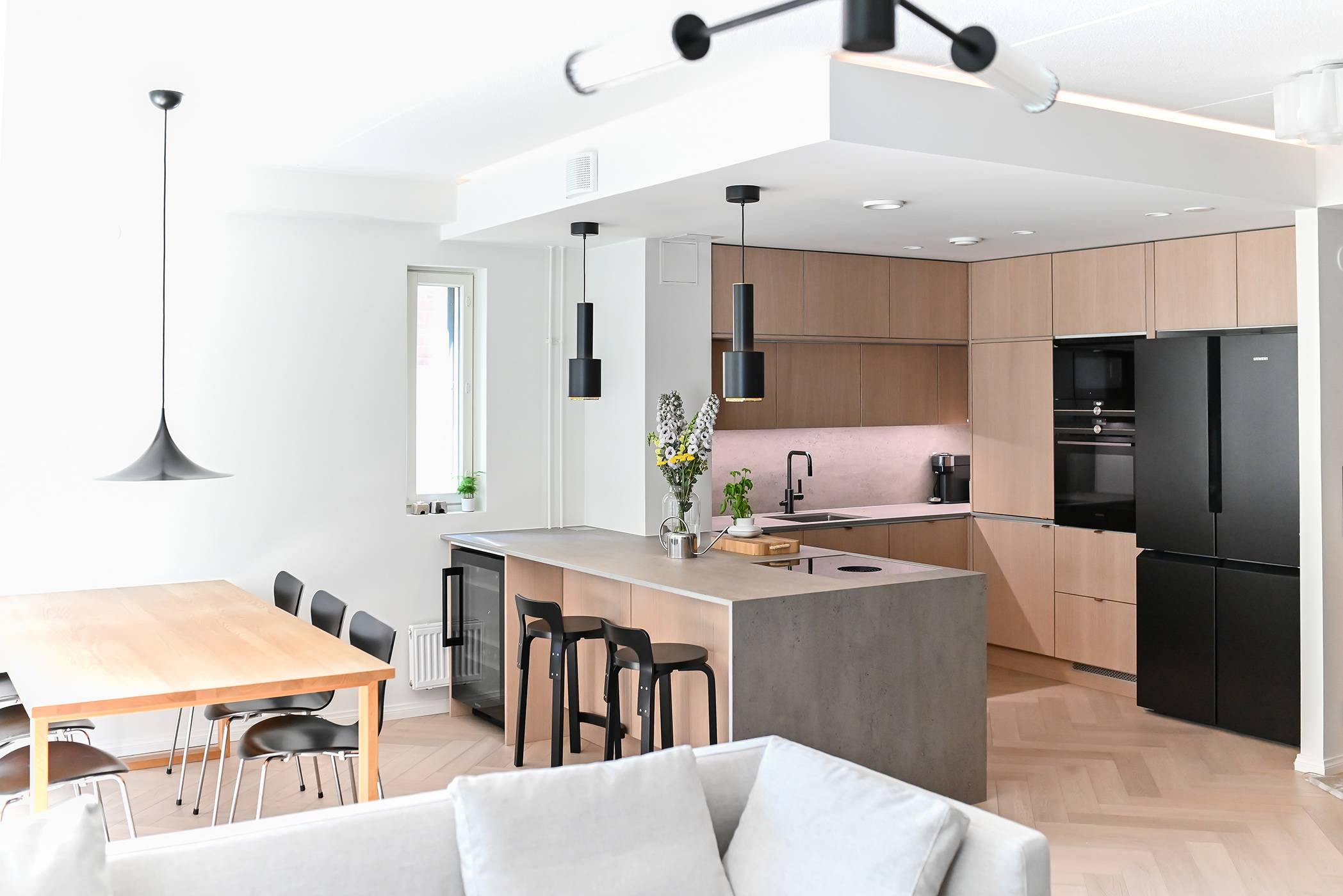 Leuchten von LedStore in Ekastra Wunderschön renovierte Wohnzimmer-Küche. Foto: Ekastra