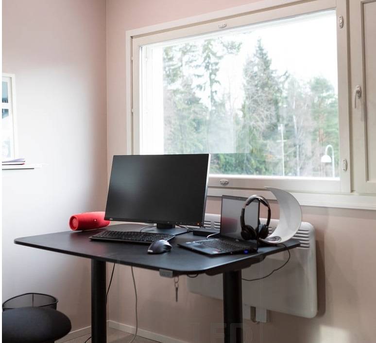 Natürliches Licht und künstliches Licht im Heimbüro. Das Lichtdesign beeinflusst auch die Stimmung bei der Arbeit in der Ferne.