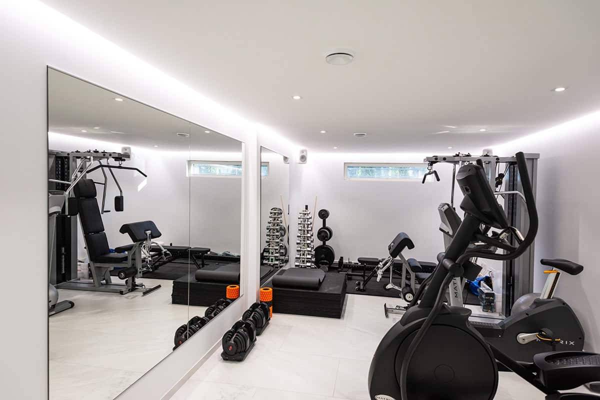 Ein kleiner Fitnessraum mit LED-Leuchtbändern und Scheinwerfern.