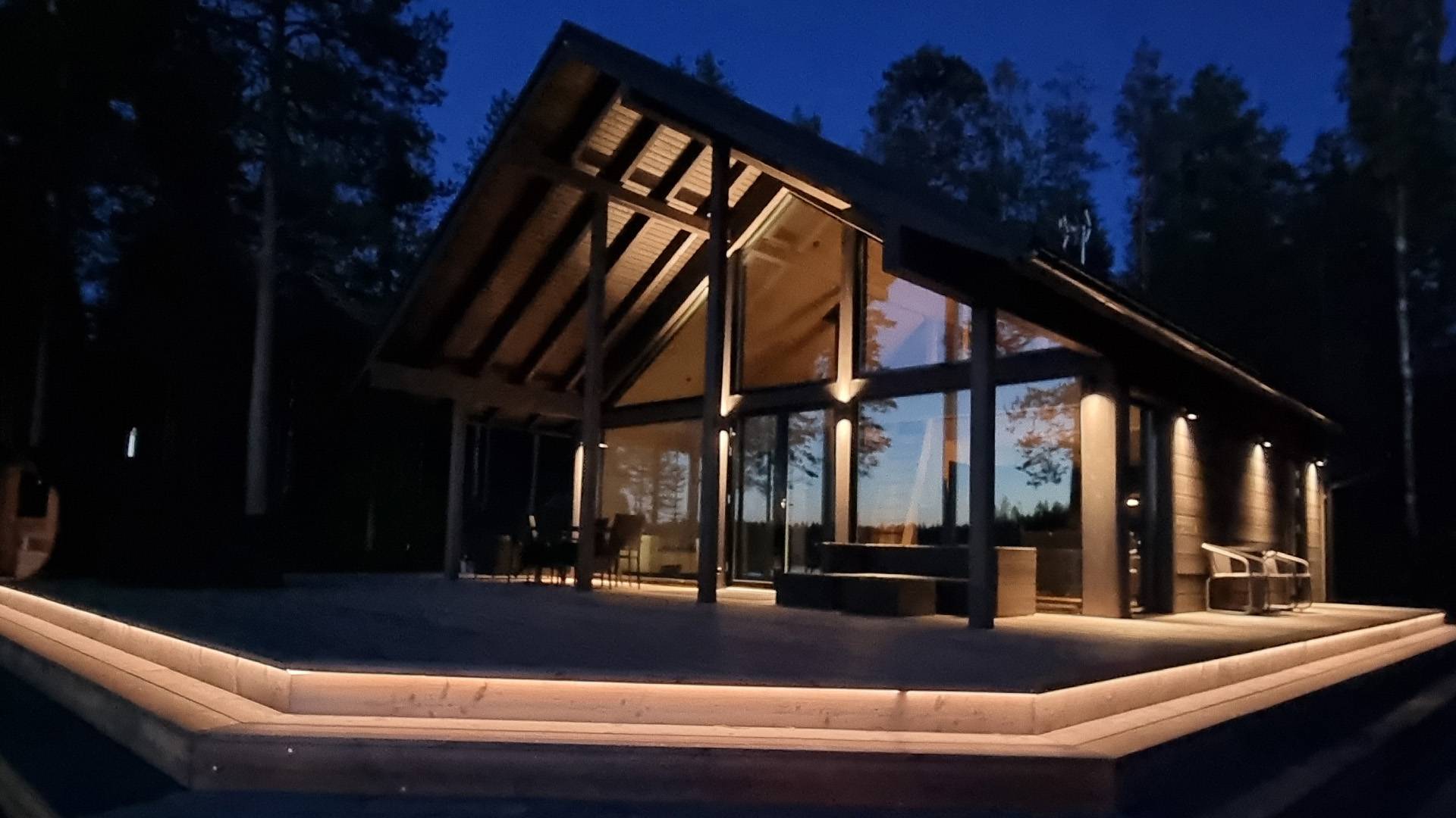 Beleuchtung des Innenhofs durch die Außenwand des Hauses und das Terrassendach als Reflektor und Beleuchtung der ersten Stufe der Treppe mit LED-Streifen.