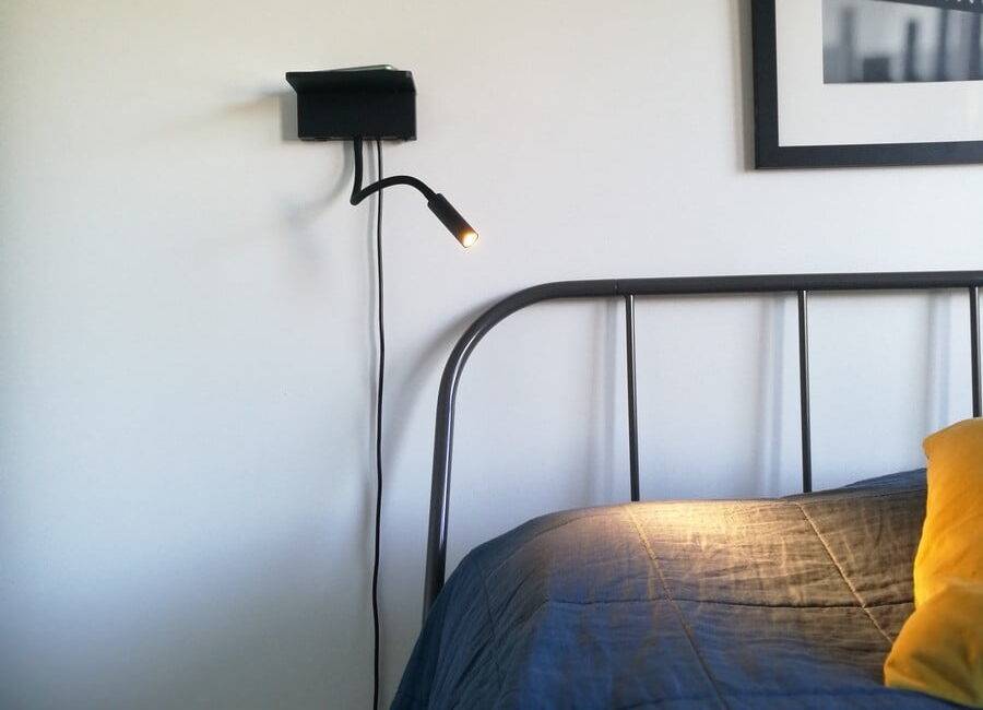 NIGHT Nacht- und Leselampe am Kopfende des Bettes. Die Lampe verfügt sowohl über eine kabellose Ladefunktion als auch über einen USB-Anschluss zum Aufladen Ihres Telefons. Ledstore.fi