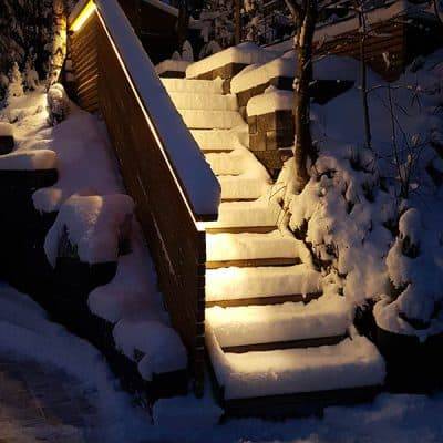 Die schneebedeckten Außentreppen reflektieren das Licht auf der Balustrade.