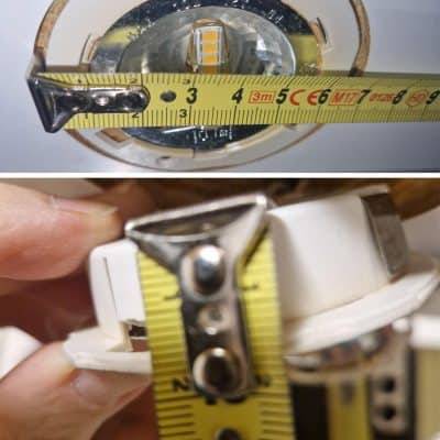 Eine Lampe mit einem Maßband an der Spitze, das einen Durchmesser von 7 cm anzeigt.