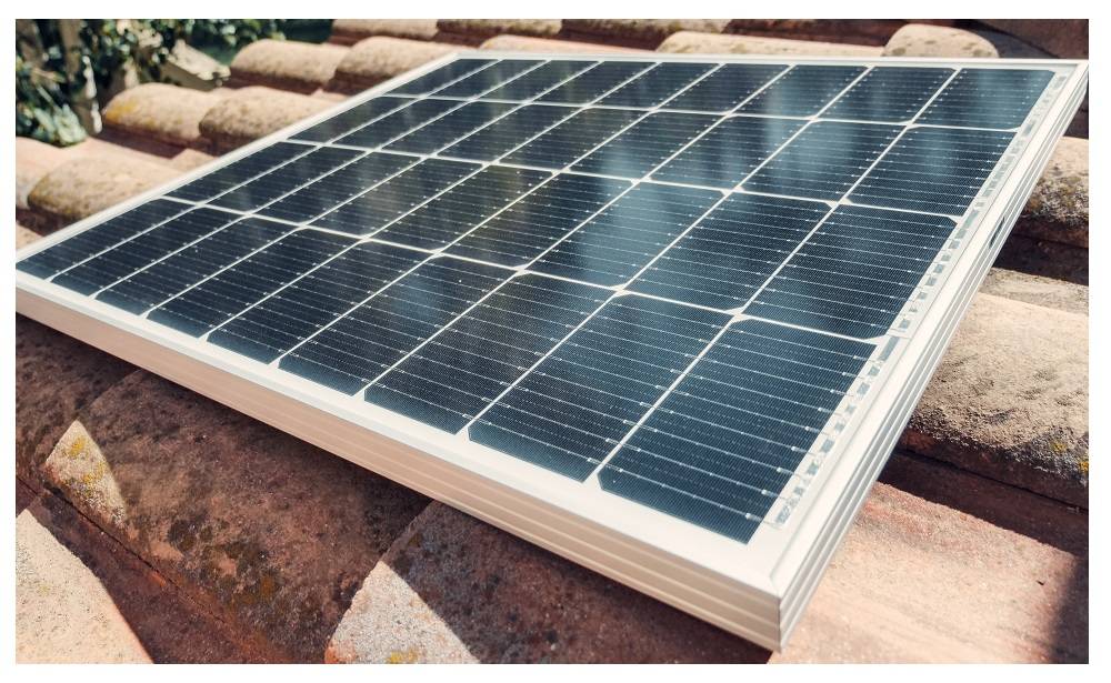 Solarmodule auf dem Dach und LED-Leuchtbänder im Innenbereich