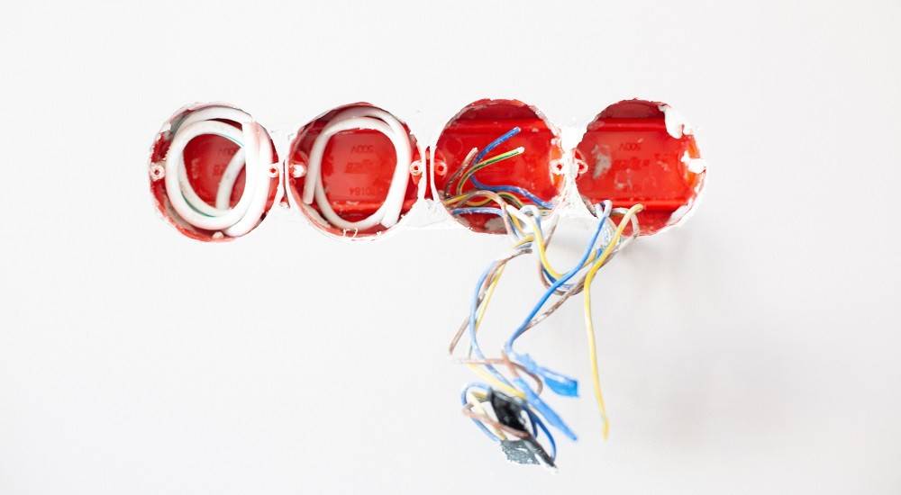 Verkabelung von Wandschaltern. Prüfen Sie, ob er für die von Ihnen gewählte Dimmtechnik geeignet ist. Bild Pexels.