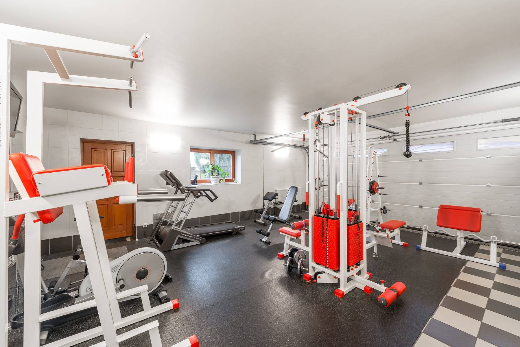 Garagenbeleuchtung mit hellen Wandleuchten, wenn der Raum ein Fitnessstudio ist.