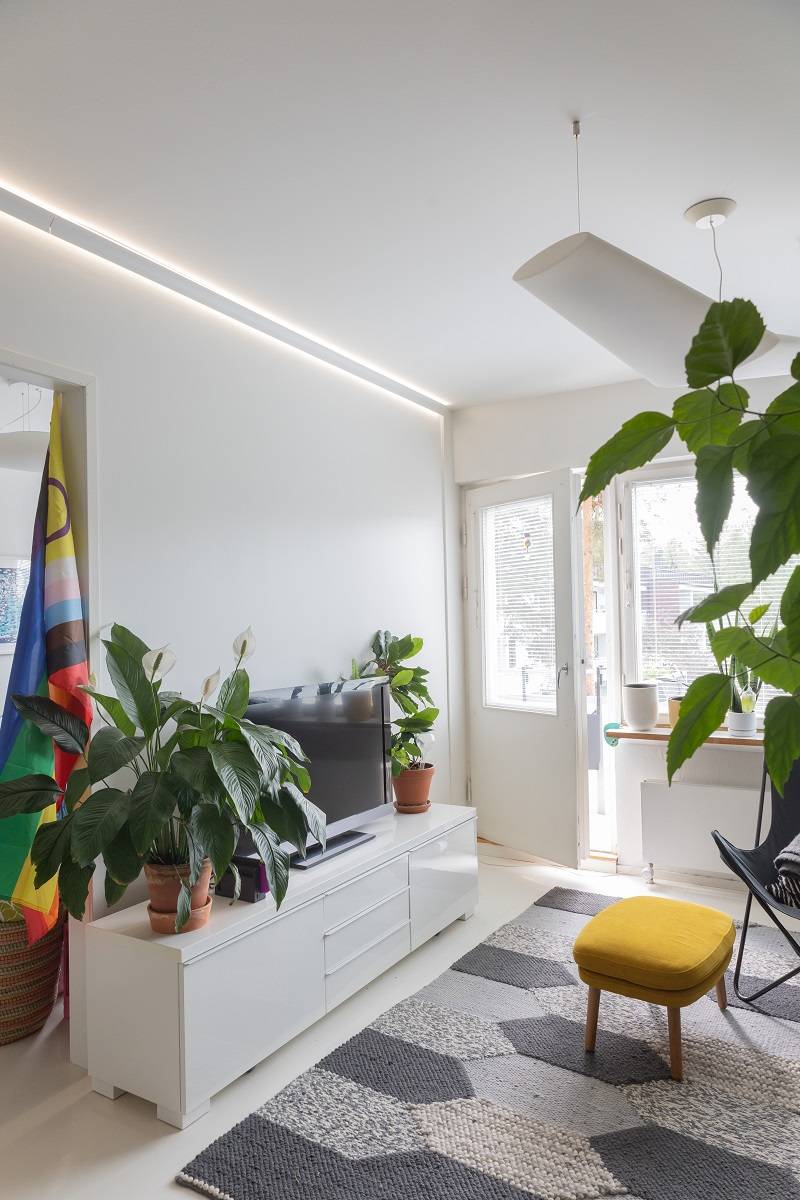 RGB+CCT-LED-Streifen im Wohnzimmer, montiert auf einem bogenförmigen Profil.