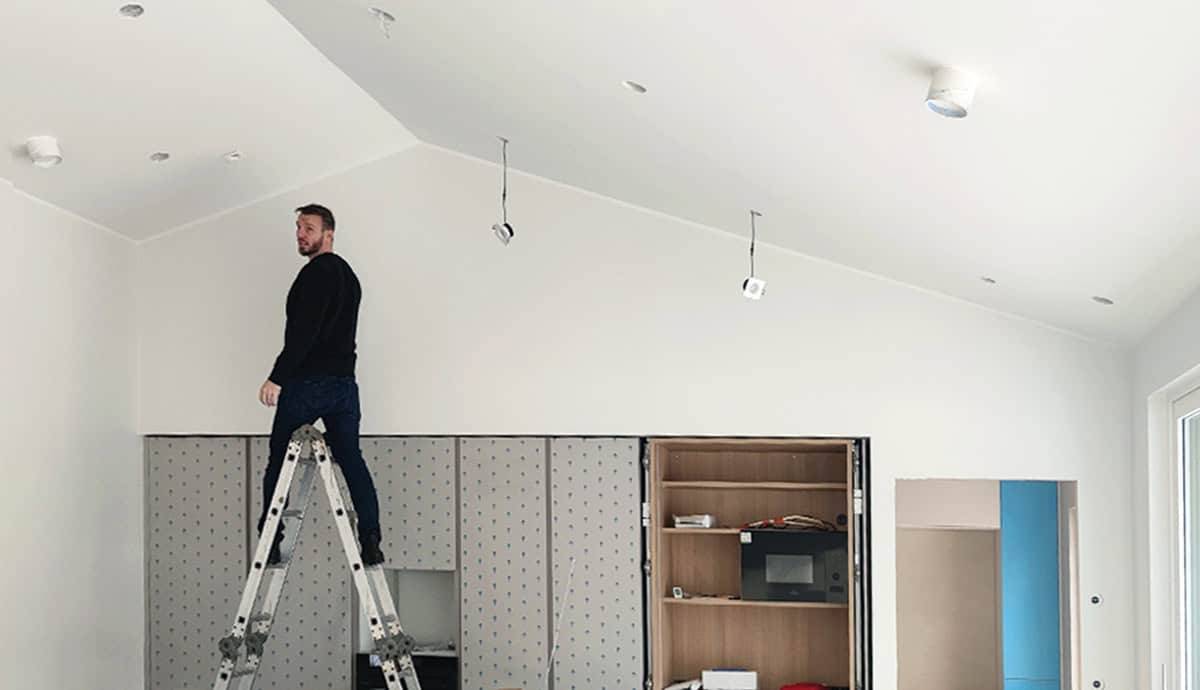 Installation von LED-Spots an der Decke.