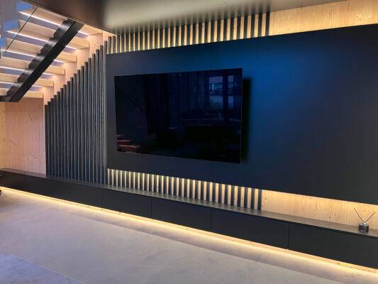 TV-Ecke mit LED-Leiste beleuchtet.
