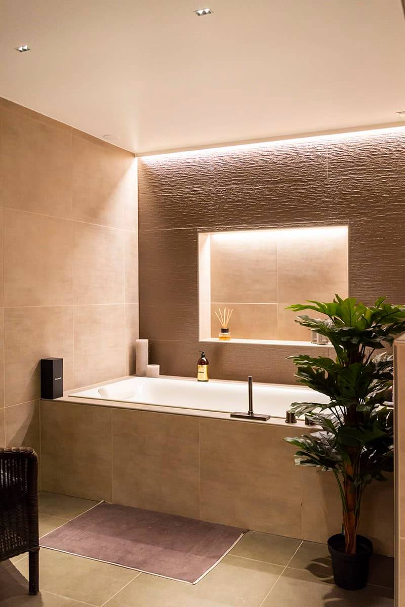 Badewannenbeleuchtung mit LED-Streifen.