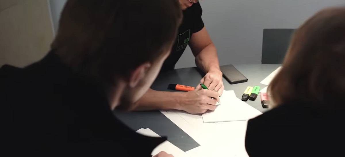 Lichtdesign am Tisch mit dem Kunden