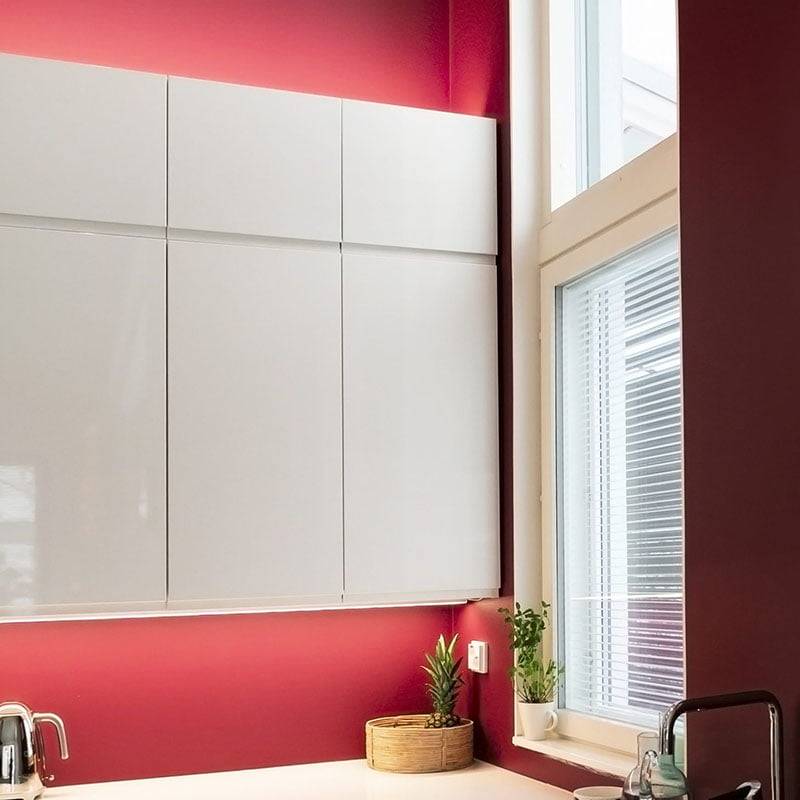 Ein Aluminiumstreifen mit einem LED-Streifen im Inneren sorgt für effiziente Beleuchtung.