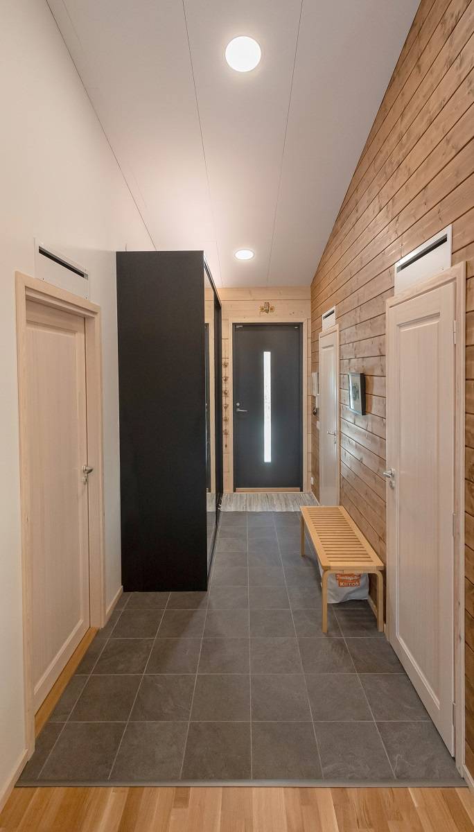 Beleuchtung des Eingangsflurs mit Plafond-Leuchten.