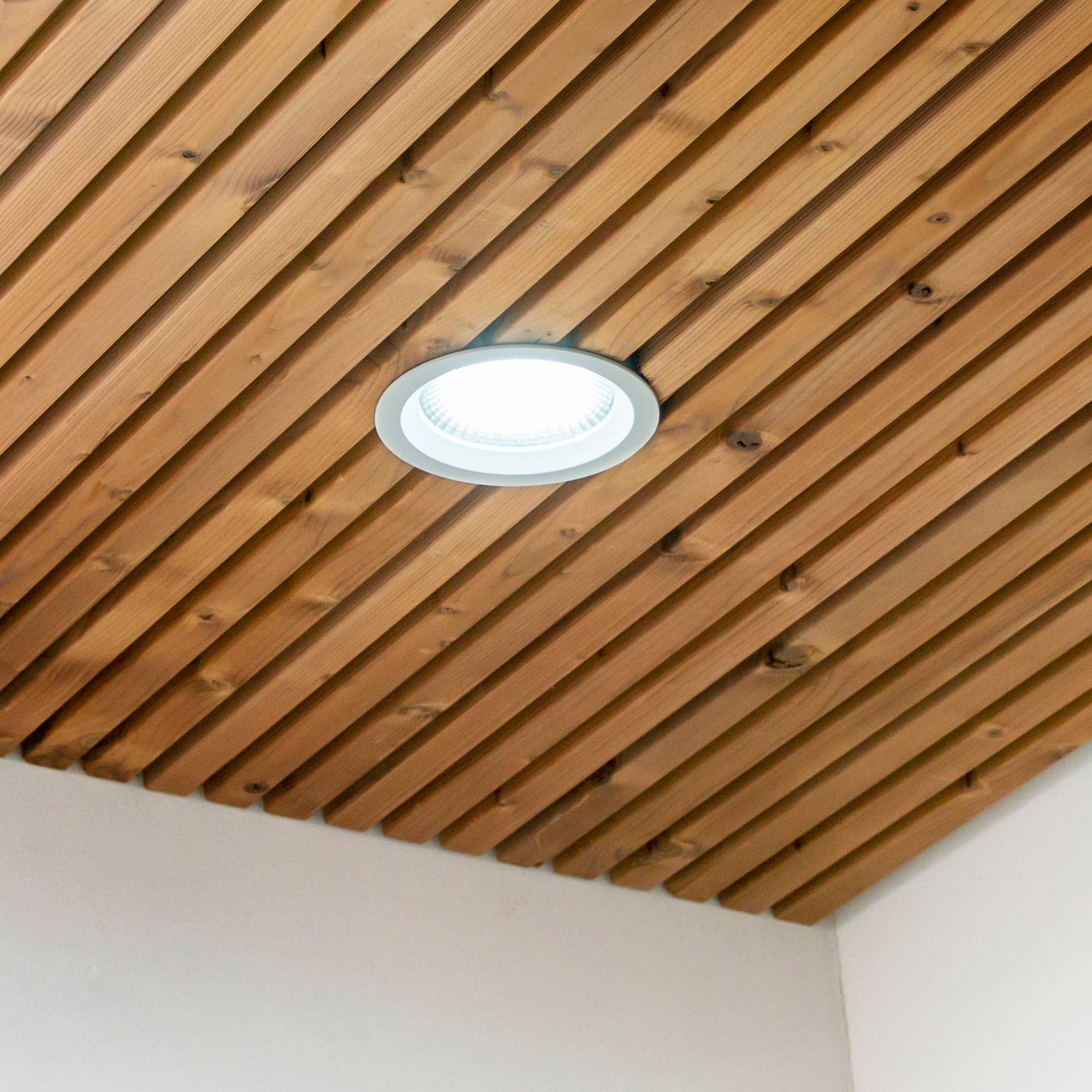 EYE Tiefstrahler für das Oberlicht. Die Leuchte erzeugt ein hohes Lichtniveau mit einer Reichweite von 7-8 m und ist damit eine gute Wahl für hohe Räume. Ledstore.fi