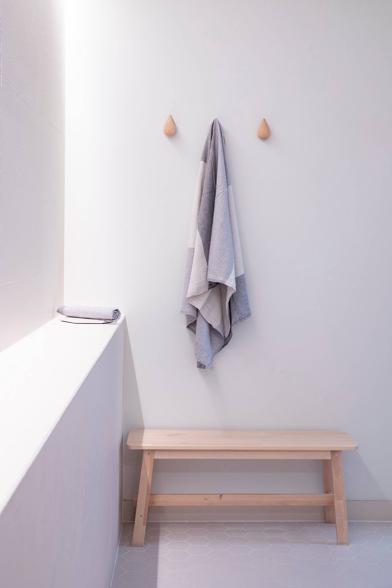 Die LED-Leiste an der Decke sorgt für eine gute Allgemeinbeleuchtung und schafft eine Wellness-Atmosphäre im Raum. Ledstore.fi