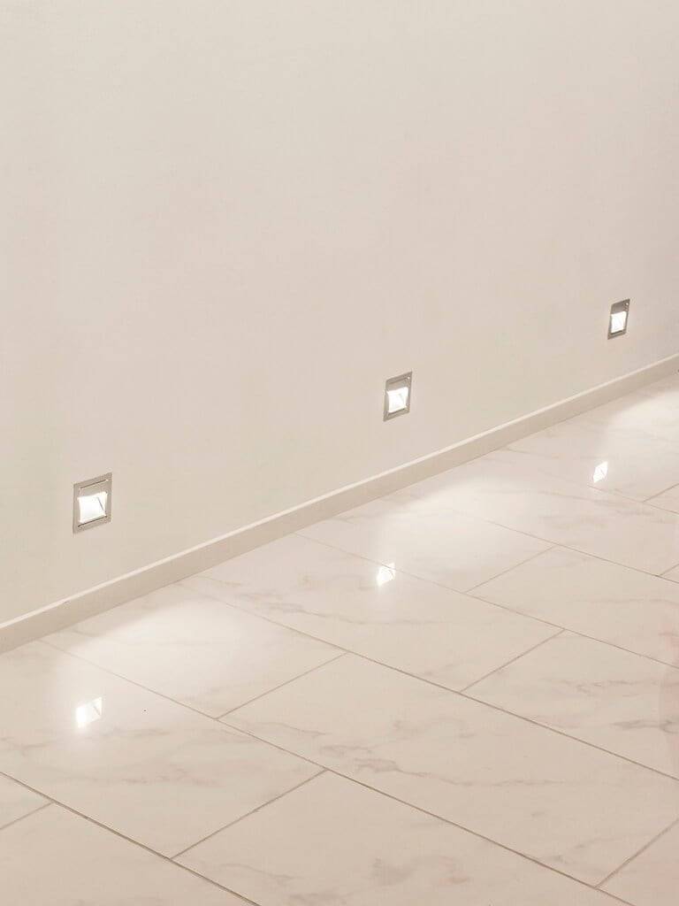 Grüner Hintergrund mit einem weißen Quadrat mit "LED STORE" in weißen Großbuchstaben; das Symbol einer LED-Beleuchtungsfirma.