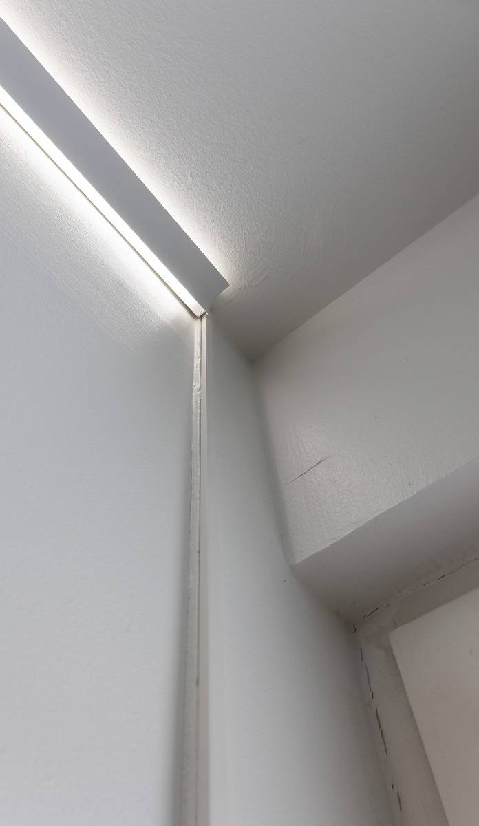 Das RGB+CCT-Band hat ein buntes Flachbandkabel, das mit einer Kabelklemme sauber verlegt werden kann.