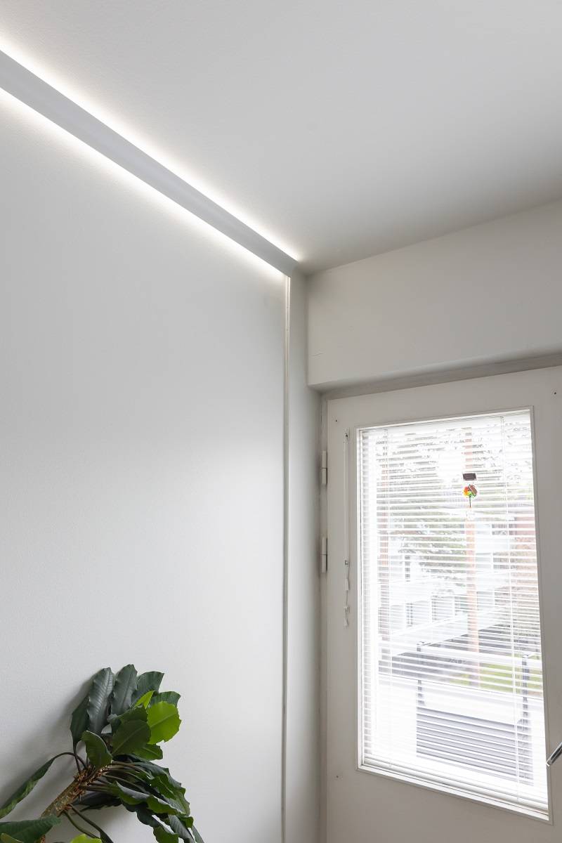 Die Dachrinne ist aus der Ferne nicht sehr gut sichtbar, da sich in der Wand eine Lücke befindet, in der sie sich ohnehin befindet.