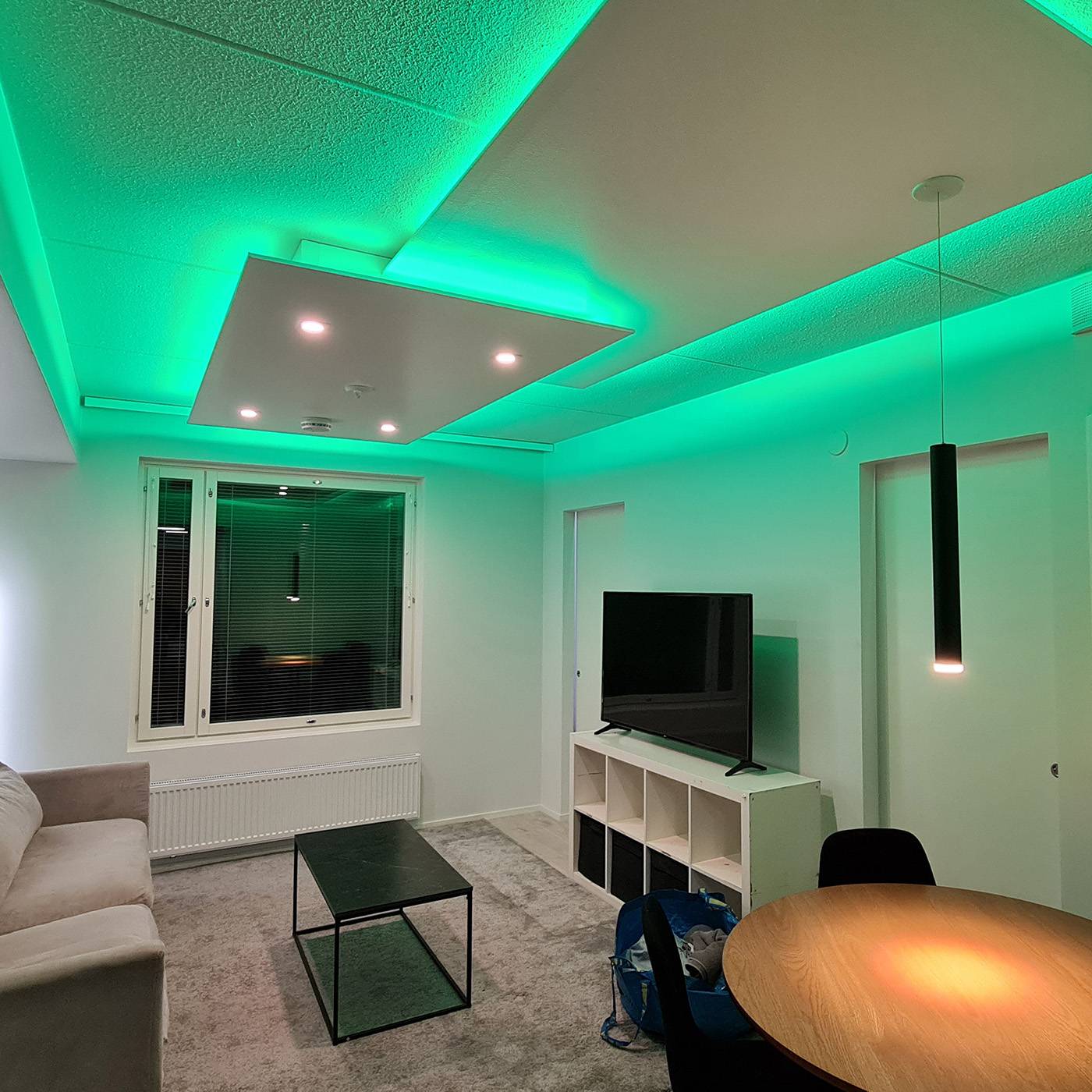 RGB+CCT-Band, installiert im Erdgeschoss einer Zwei-Zimmer-Wohnküche.